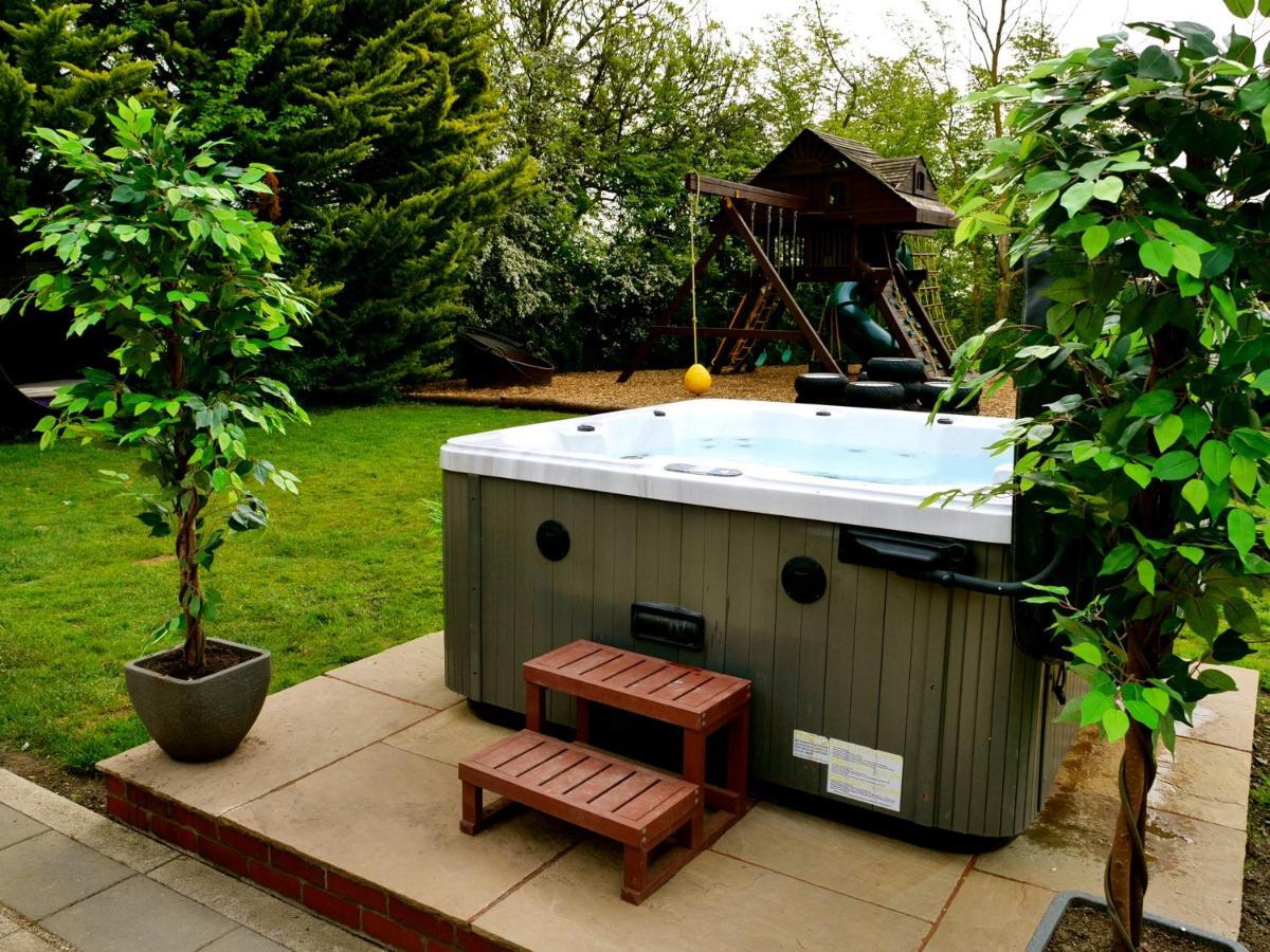 Deluxe 2 Bed Versace Bungalow Hot Tub, Sky Tv, Cinema Screen Saffron Walden Buitenkant foto