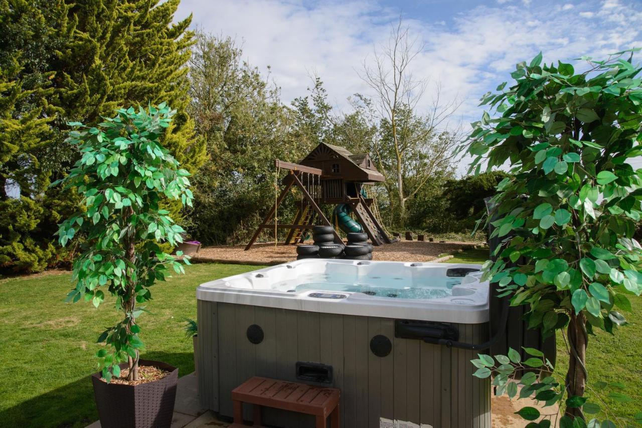 Deluxe 2 Bed Versace Bungalow Hot Tub, Sky Tv, Cinema Screen Saffron Walden Buitenkant foto