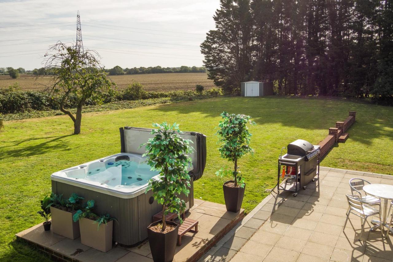 Deluxe 2 Bed Versace Bungalow Hot Tub, Sky Tv, Cinema Screen Saffron Walden Buitenkant foto
