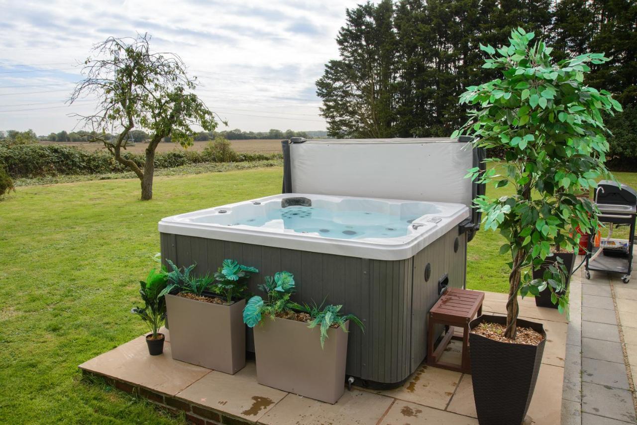Deluxe 2 Bed Versace Bungalow Hot Tub, Sky Tv, Cinema Screen Saffron Walden Buitenkant foto