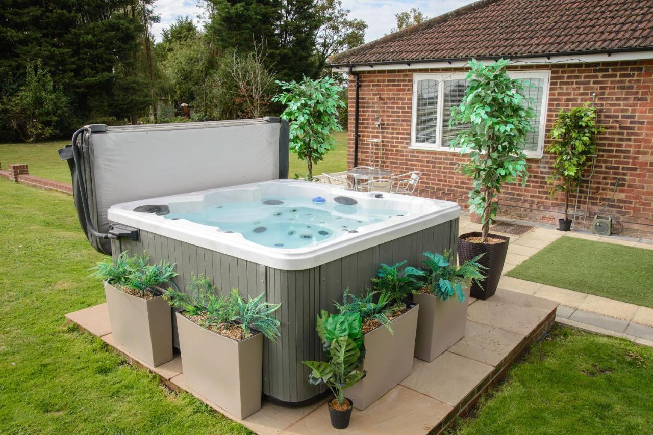 Deluxe 2 Bed Versace Bungalow Hot Tub, Sky Tv, Cinema Screen Saffron Walden Buitenkant foto