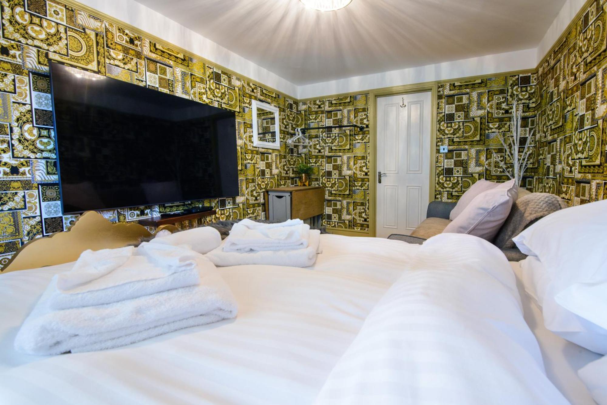 Deluxe 2 Bed Versace Bungalow Hot Tub, Sky Tv, Cinema Screen Saffron Walden Buitenkant foto